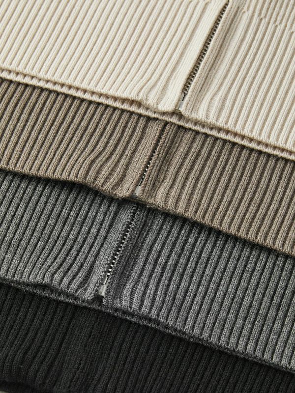 Striktrøje med Lynlås & Krave